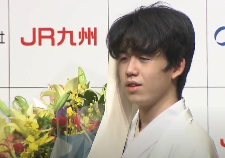 藤井聡太が将棋の8大タイトルすべてを獲得